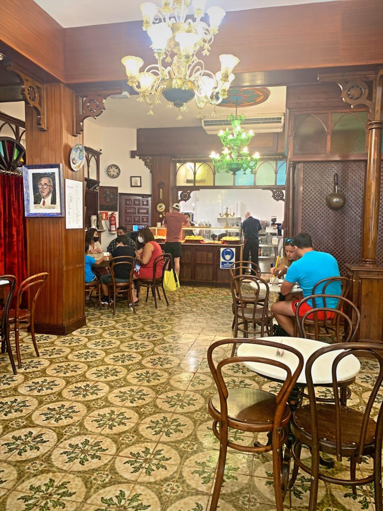 マヨルカ島老舗カフェでモーニング、エンサイマーダを食べる
