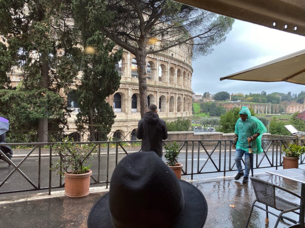 コロッセオが見えるローマのカフェでモーニング
