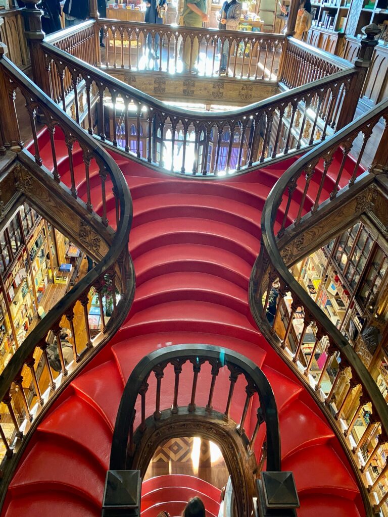 ポルトの世界一美しい本屋さん「レロ書店」