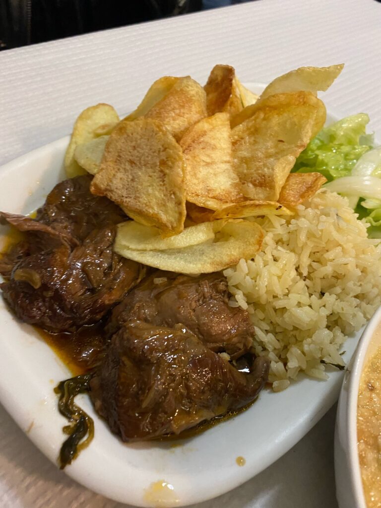 ポルトの家庭料理がお手軽に食べれるレストラン「O Caraças」