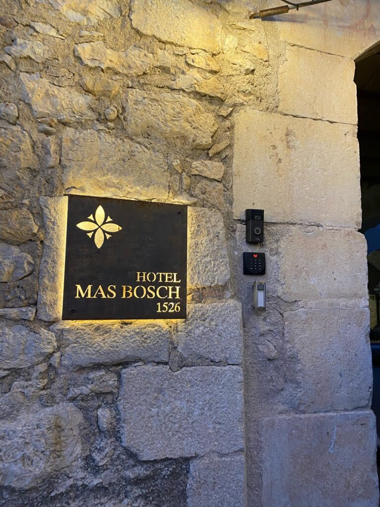 バルセロナからジローナまでワンコ旅行！「Hotel Mas Bosch 1526」