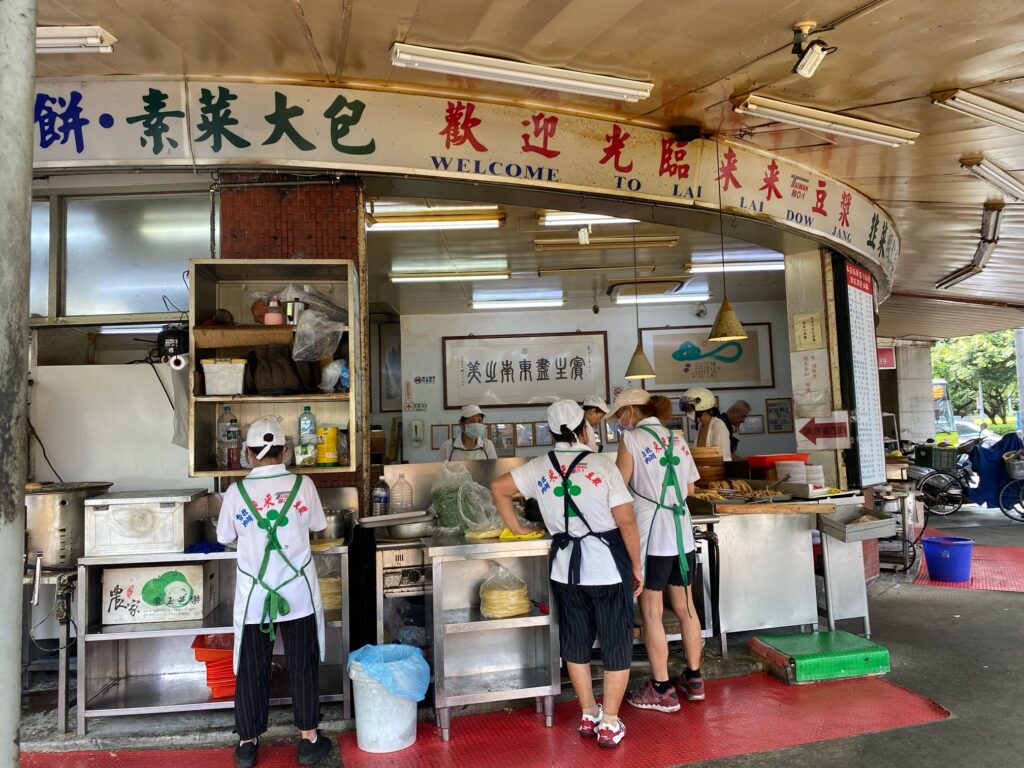 台湾は朝ごはんからガッツリや！２４時間営業の「来来豆漿」