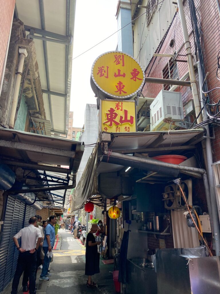 台湾初心者が挑む台湾ローカル牛肉麺屋「劉山東牛肉麺」と台湾ドーナツ屋「脆皮鮮奶甜甜圈」