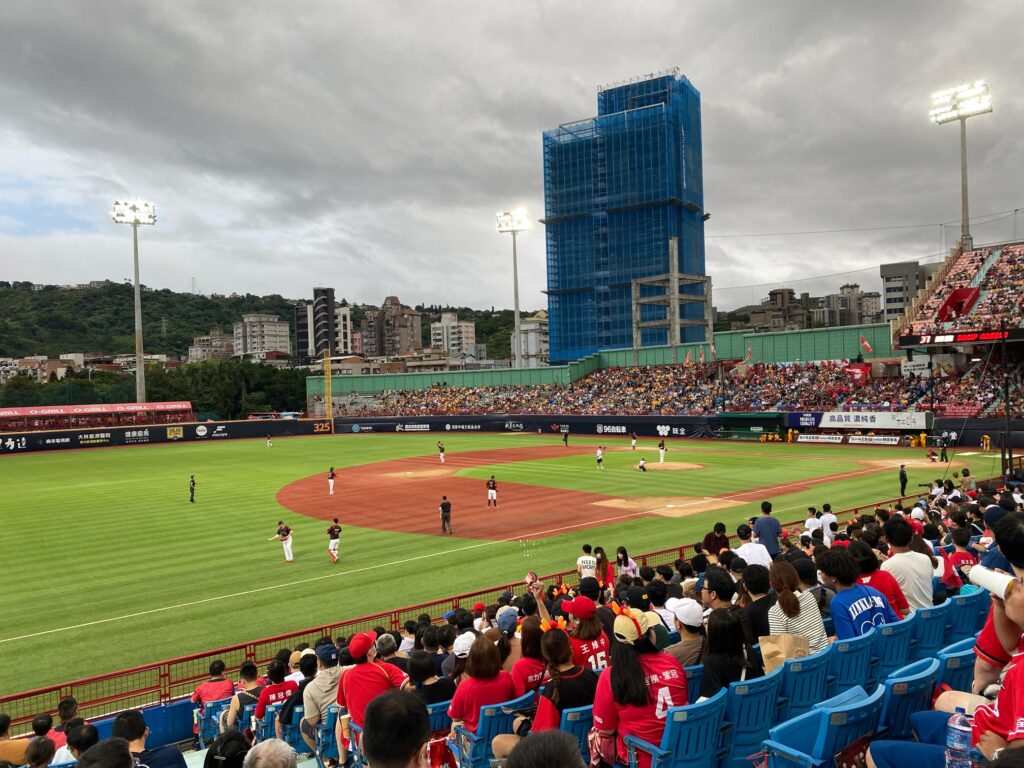 天母野球場にて台湾の野球観戦を楽しむ！