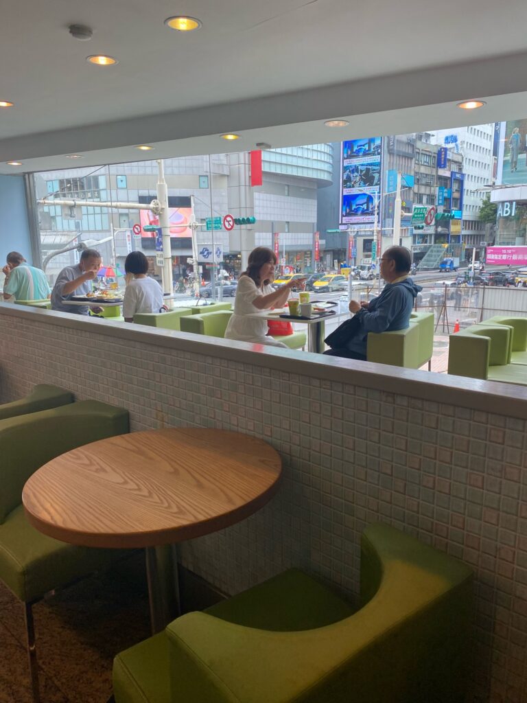 台湾でよく見かけるチェーン店、台北牛乳大王で名物のパパイヤミルクを飲む