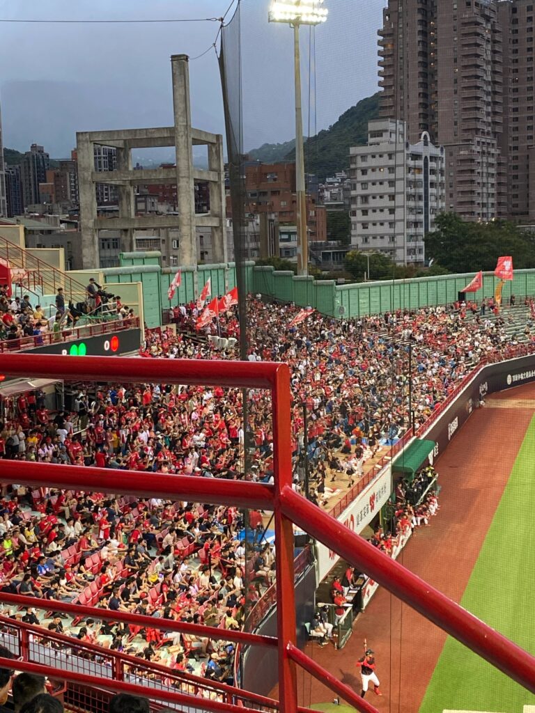 天母野球場にて台湾の野球観戦を楽しむ！
