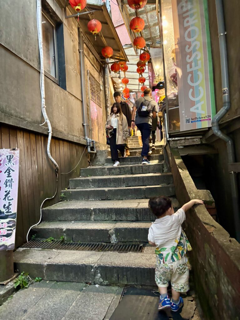 台湾といえば欠かせない九份で食べ歩き！２歳児を連れての九份旅行は結構しんどい。千と千尋の両親が食べてた食べ物も