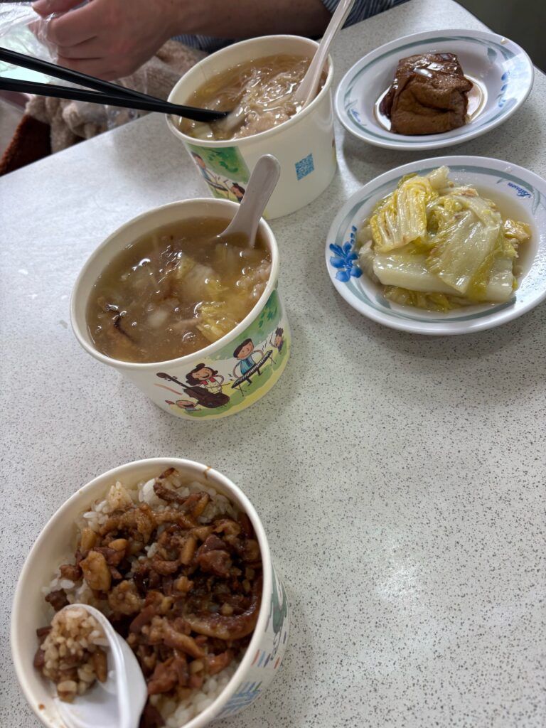 台北の中正区・南門市場のあたりの屋台のようなお店でランチ・台湾生活ブログ・鐘圓環肉羹